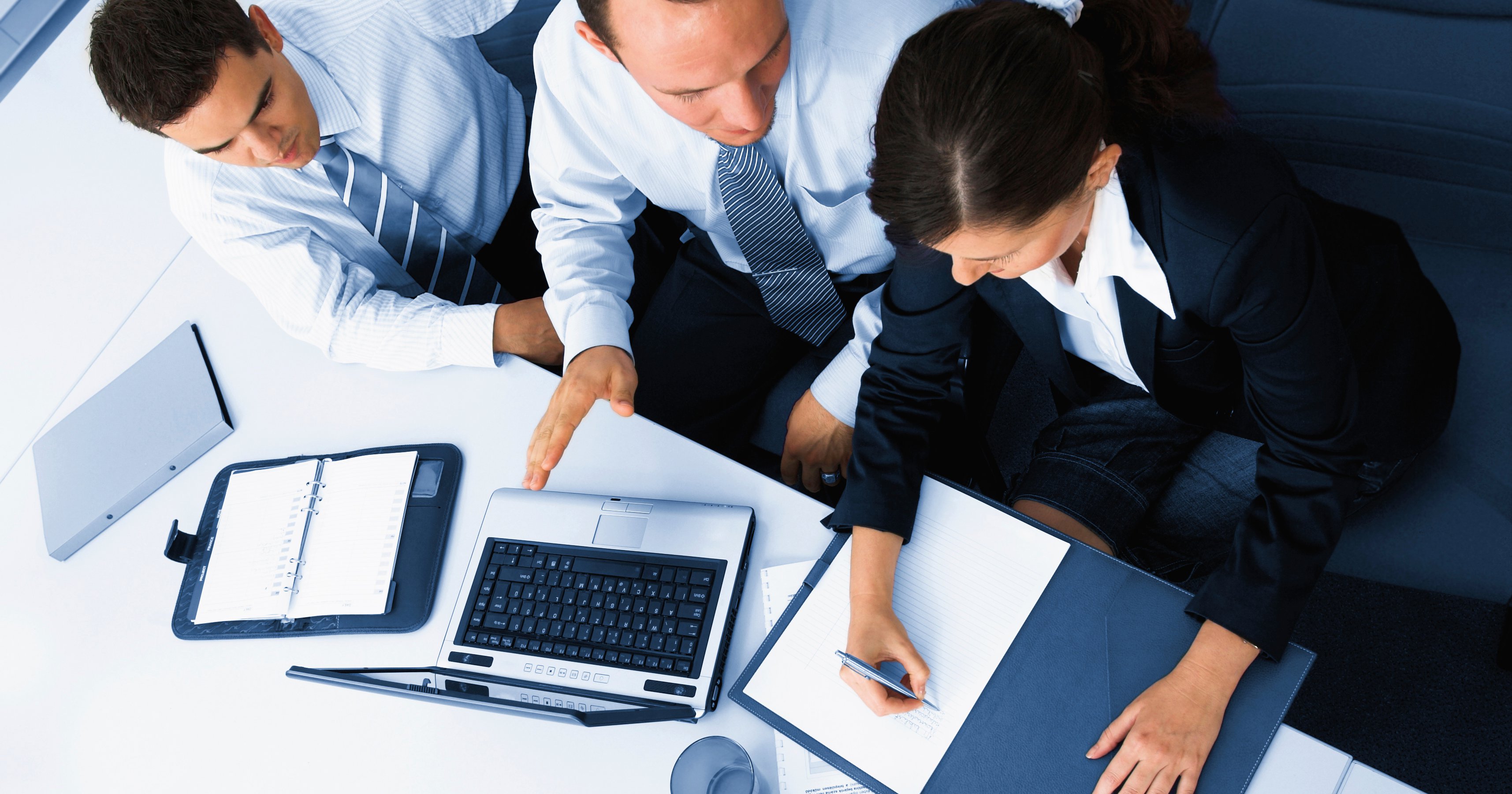 Equipo de consultoría trabajando
