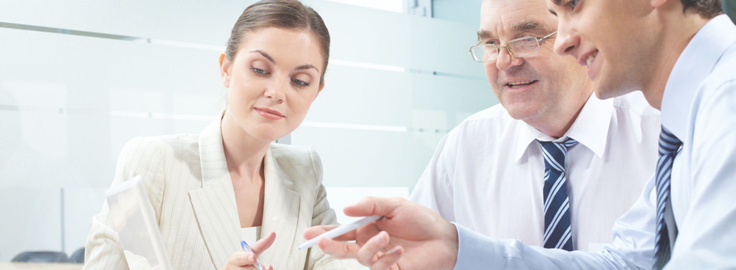 Equipo de consultoría de Camelot asesorando a clientes